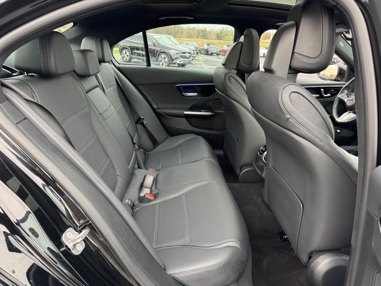 Mercedes-Benz C-Class Vehicle Full-screen Gallery Image 10