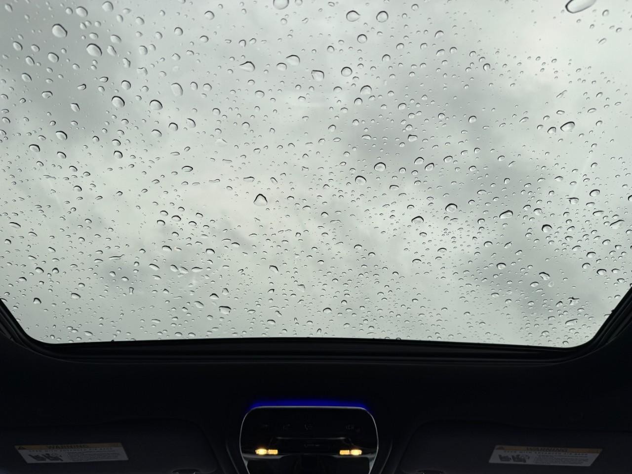 Mercedes-Benz C-Class Vehicle Full-screen Gallery Image 11