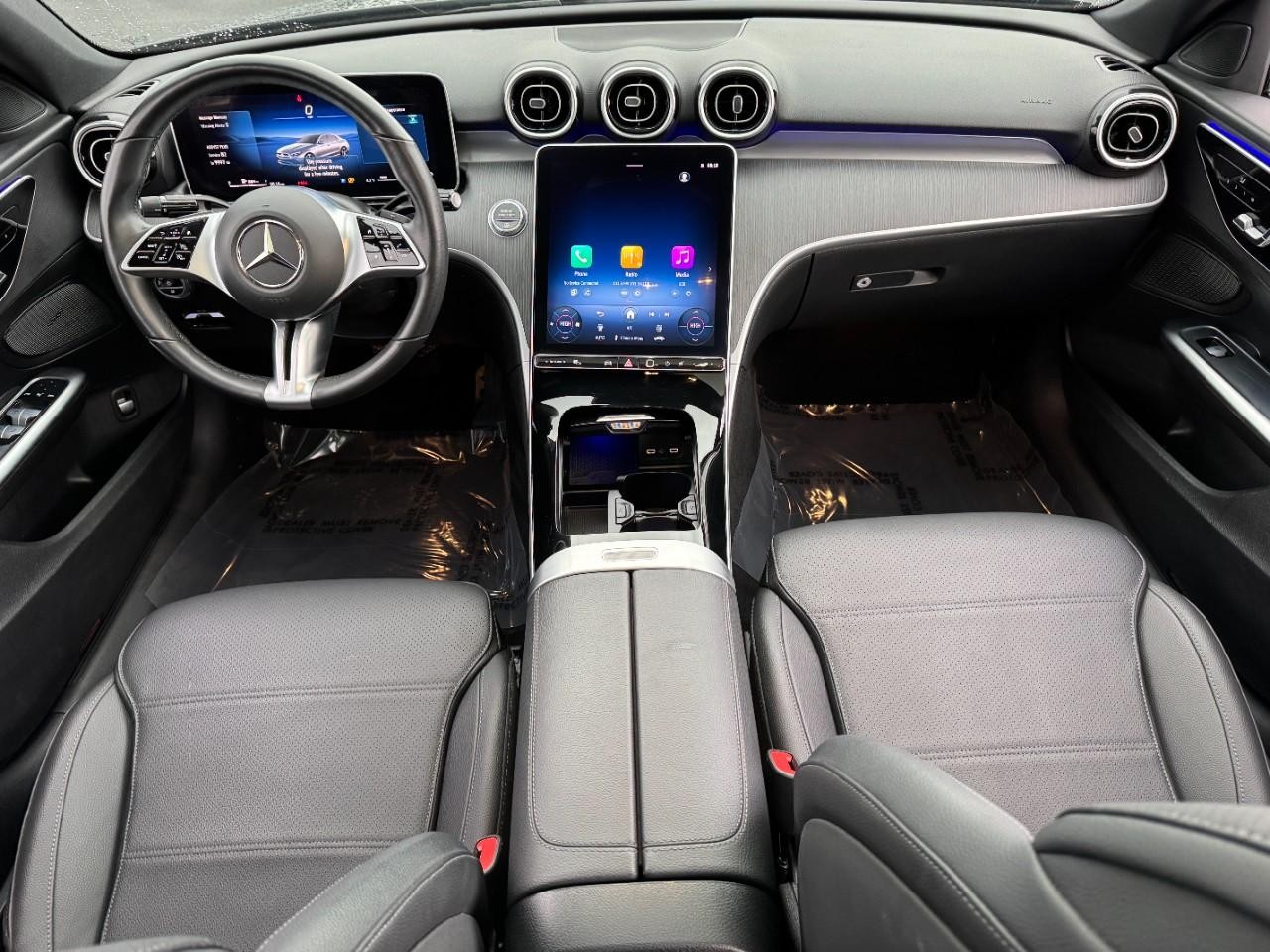 Mercedes-Benz C-Class Vehicle Full-screen Gallery Image 12