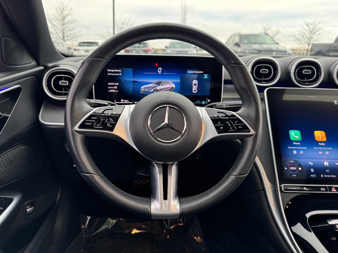 Mercedes-Benz C-Class Vehicle Full-screen Gallery Image 13