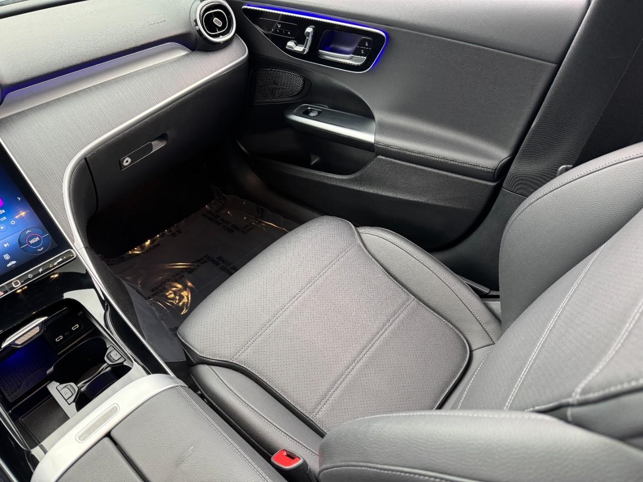 Mercedes-Benz C-Class Vehicle Full-screen Gallery Image 15