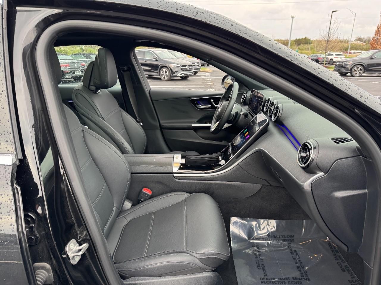 Mercedes-Benz C-Class Vehicle Full-screen Gallery Image 16