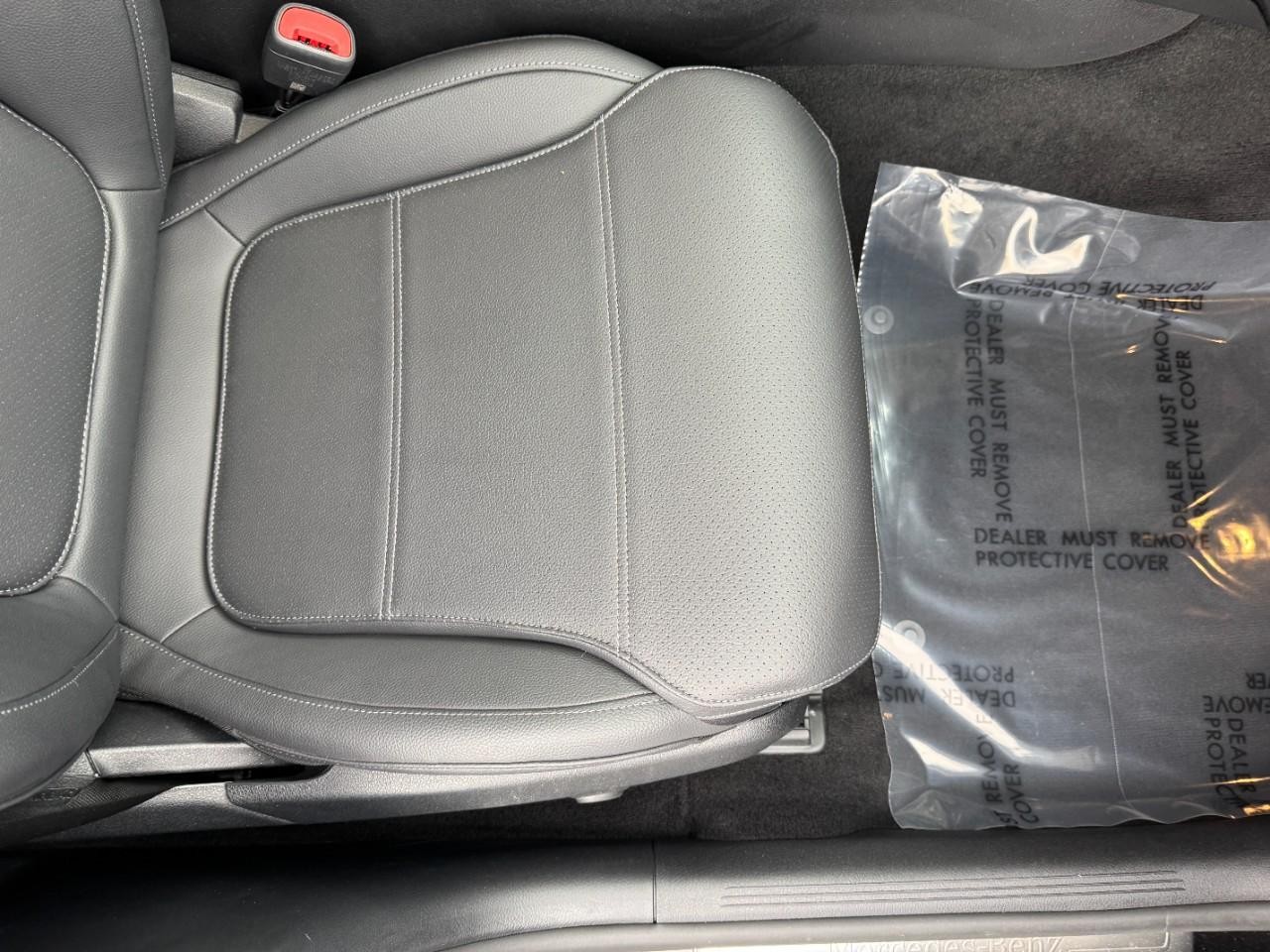 Mercedes-Benz C-Class Vehicle Full-screen Gallery Image 17