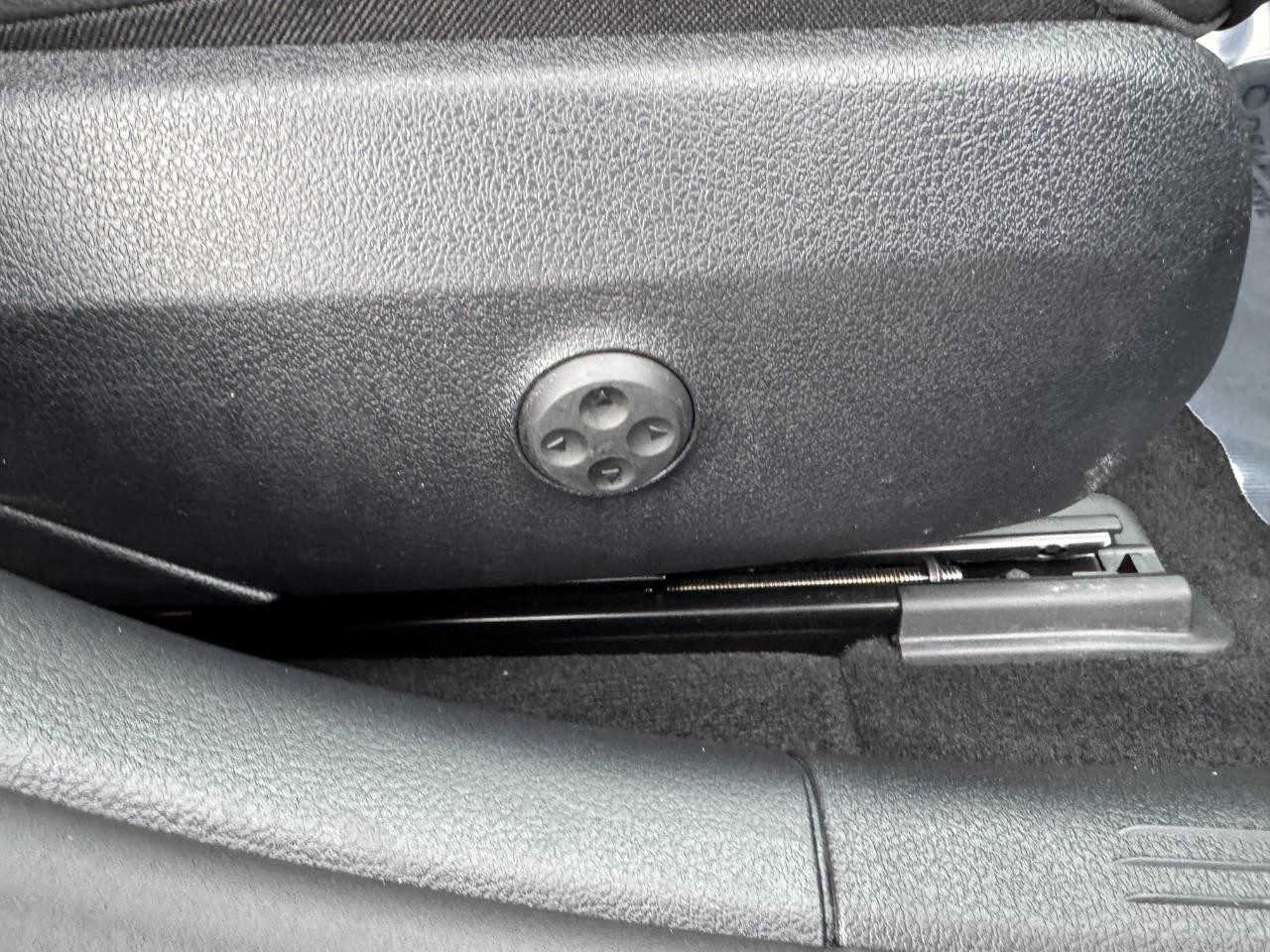 Mercedes-Benz C-Class Vehicle Full-screen Gallery Image 18