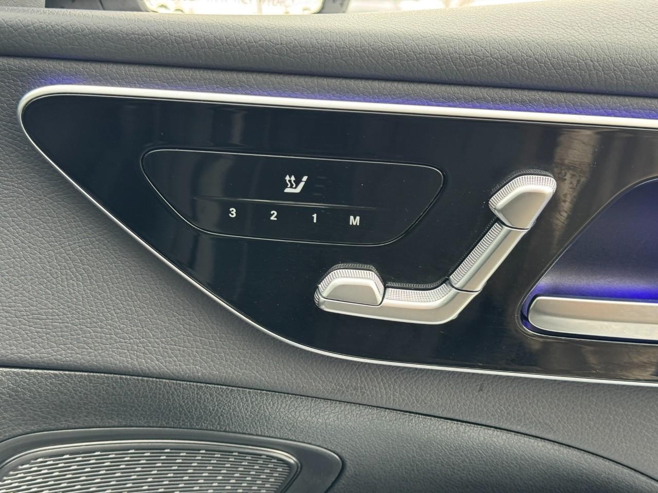 Mercedes-Benz C-Class Vehicle Full-screen Gallery Image 19