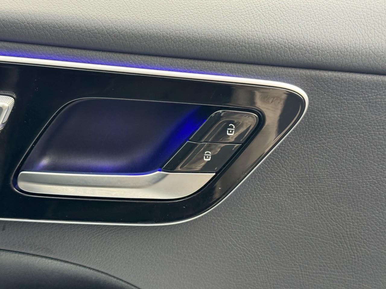 Mercedes-Benz C-Class Vehicle Full-screen Gallery Image 20