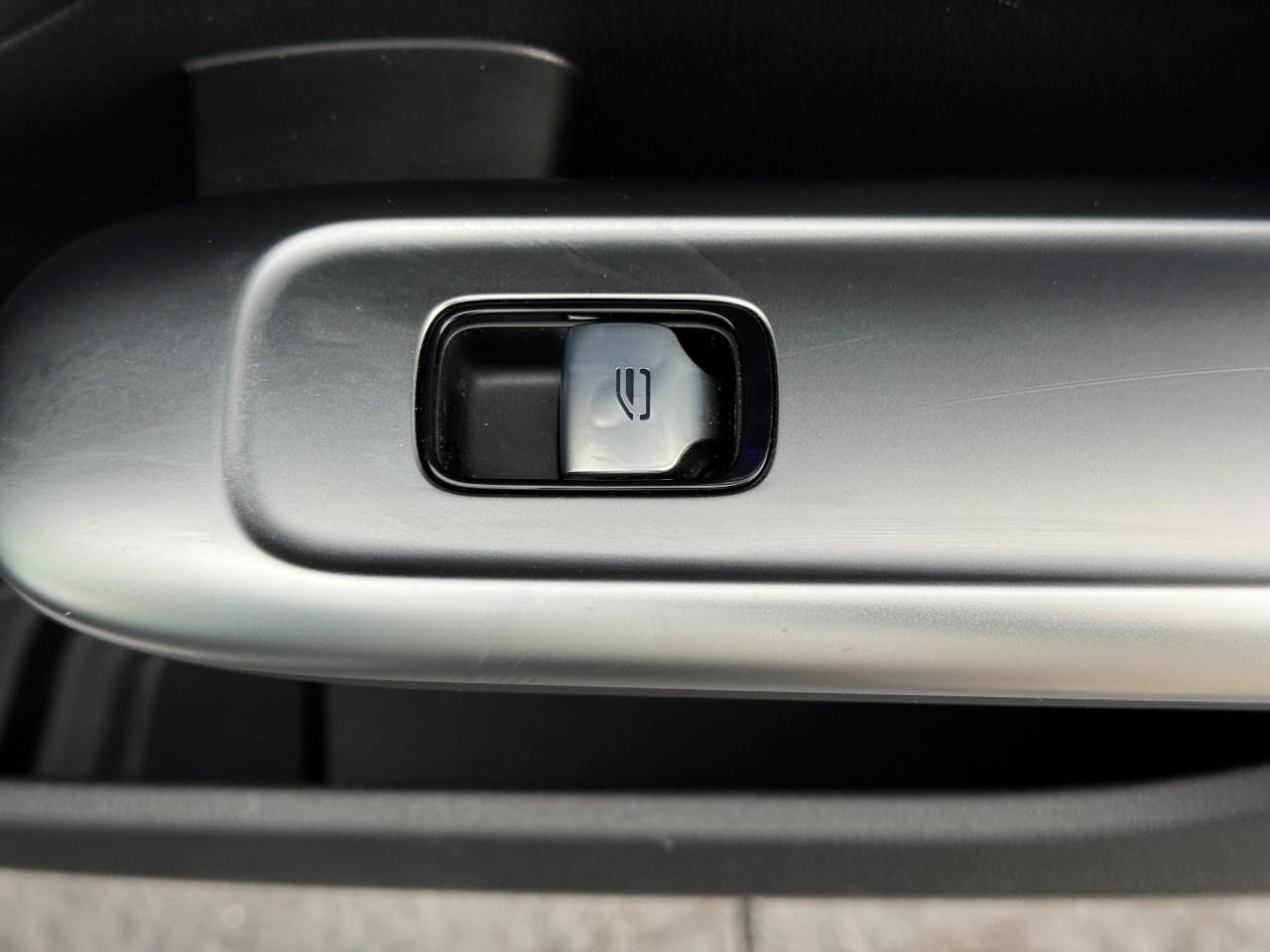 Mercedes-Benz C-Class Vehicle Full-screen Gallery Image 21