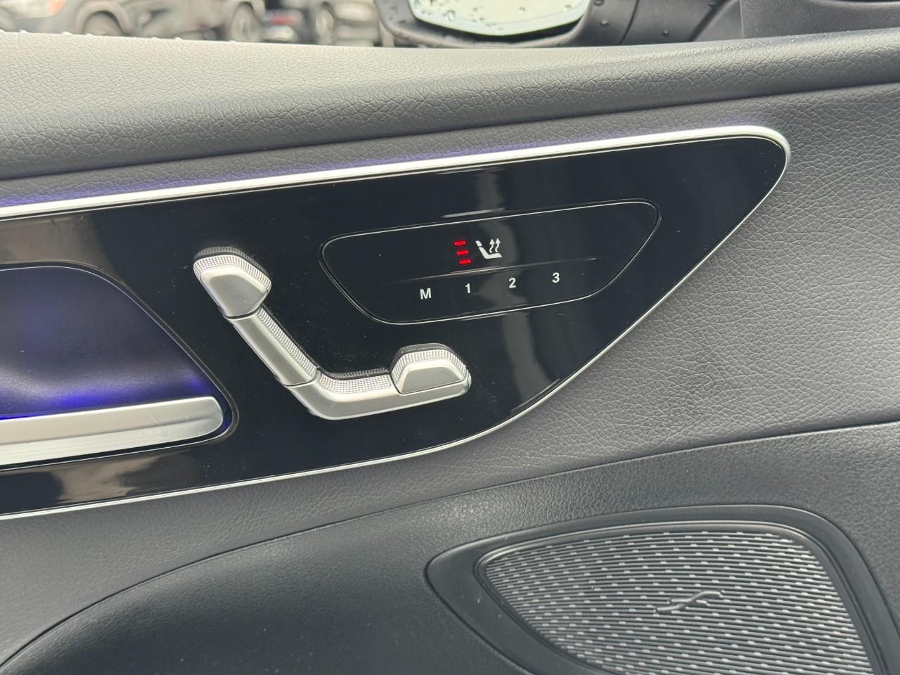 Mercedes-Benz C-Class Vehicle Full-screen Gallery Image 22