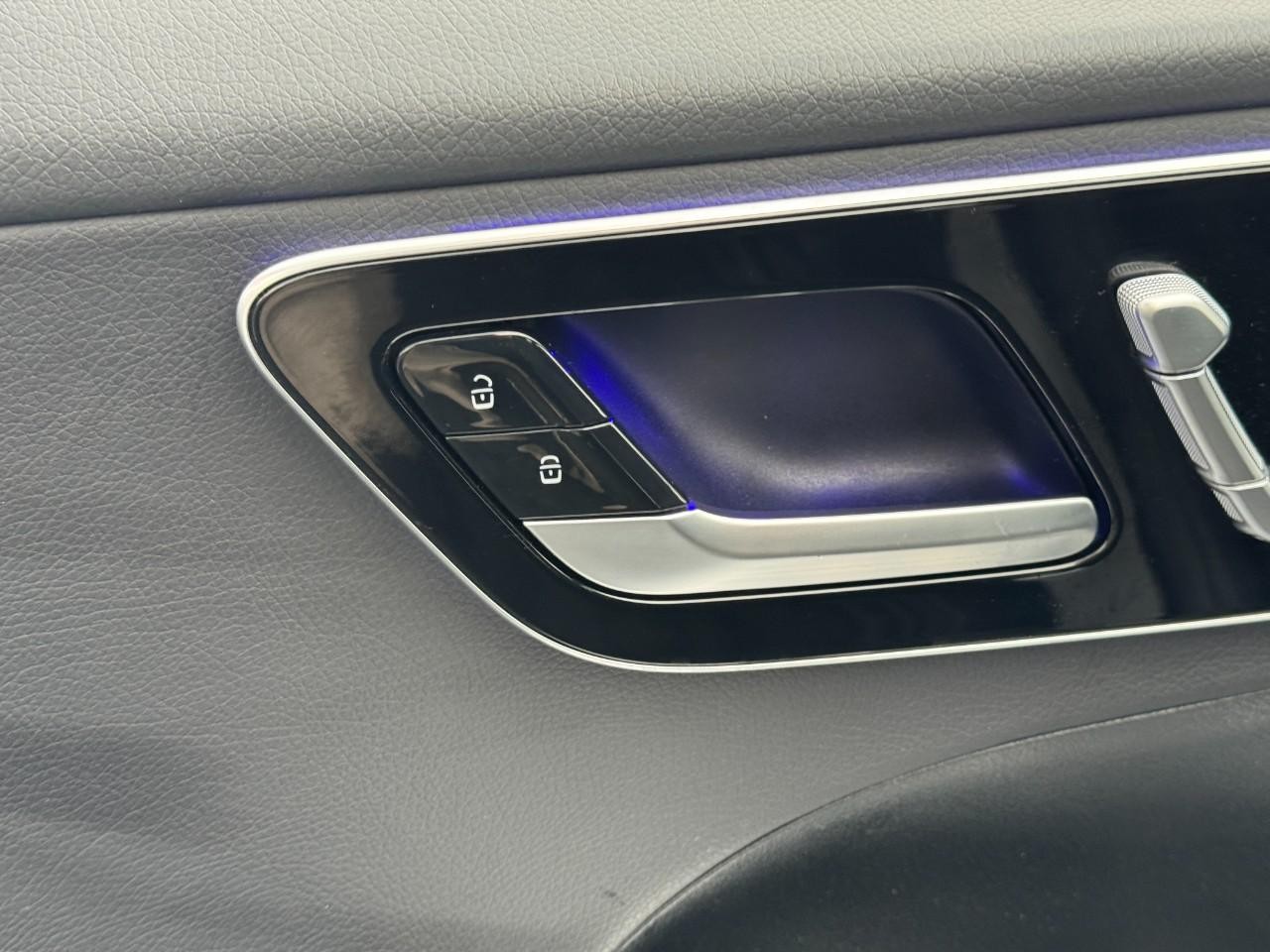 Mercedes-Benz C-Class Vehicle Full-screen Gallery Image 23