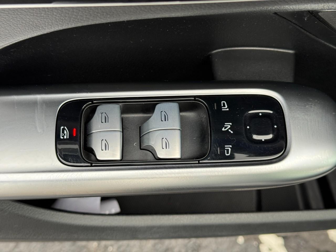 Mercedes-Benz C-Class Vehicle Full-screen Gallery Image 24