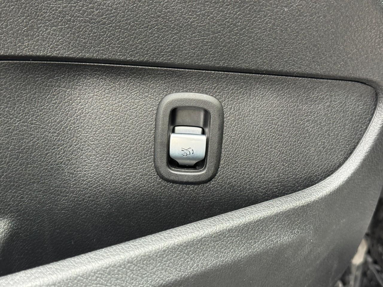 Mercedes-Benz C-Class Vehicle Full-screen Gallery Image 25