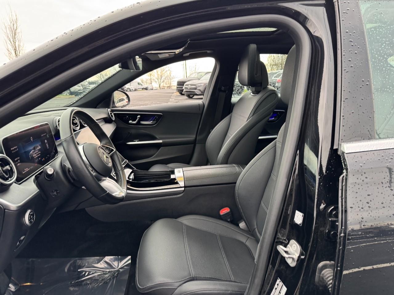 Mercedes-Benz C-Class Vehicle Full-screen Gallery Image 26