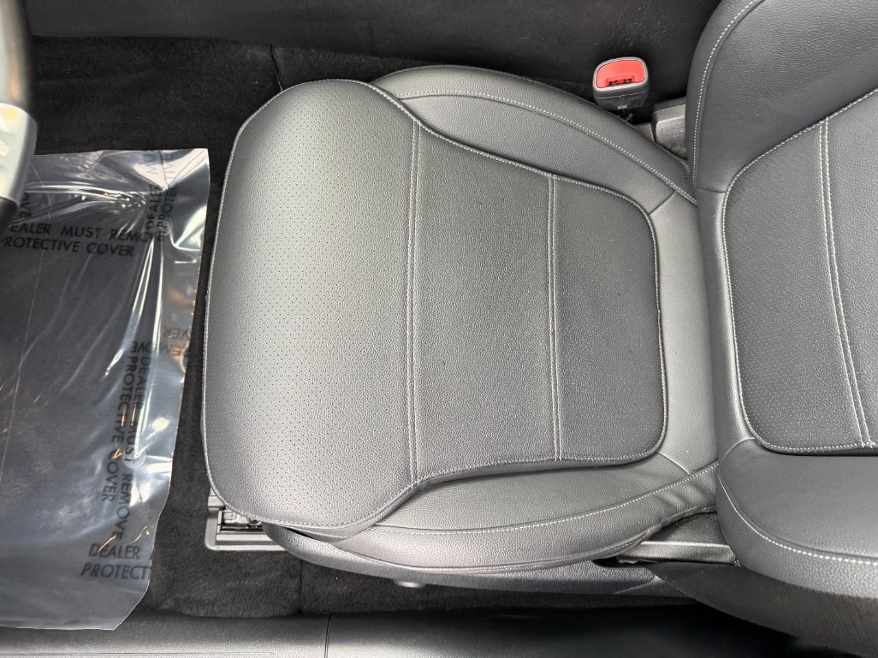 Mercedes-Benz C-Class Vehicle Full-screen Gallery Image 27