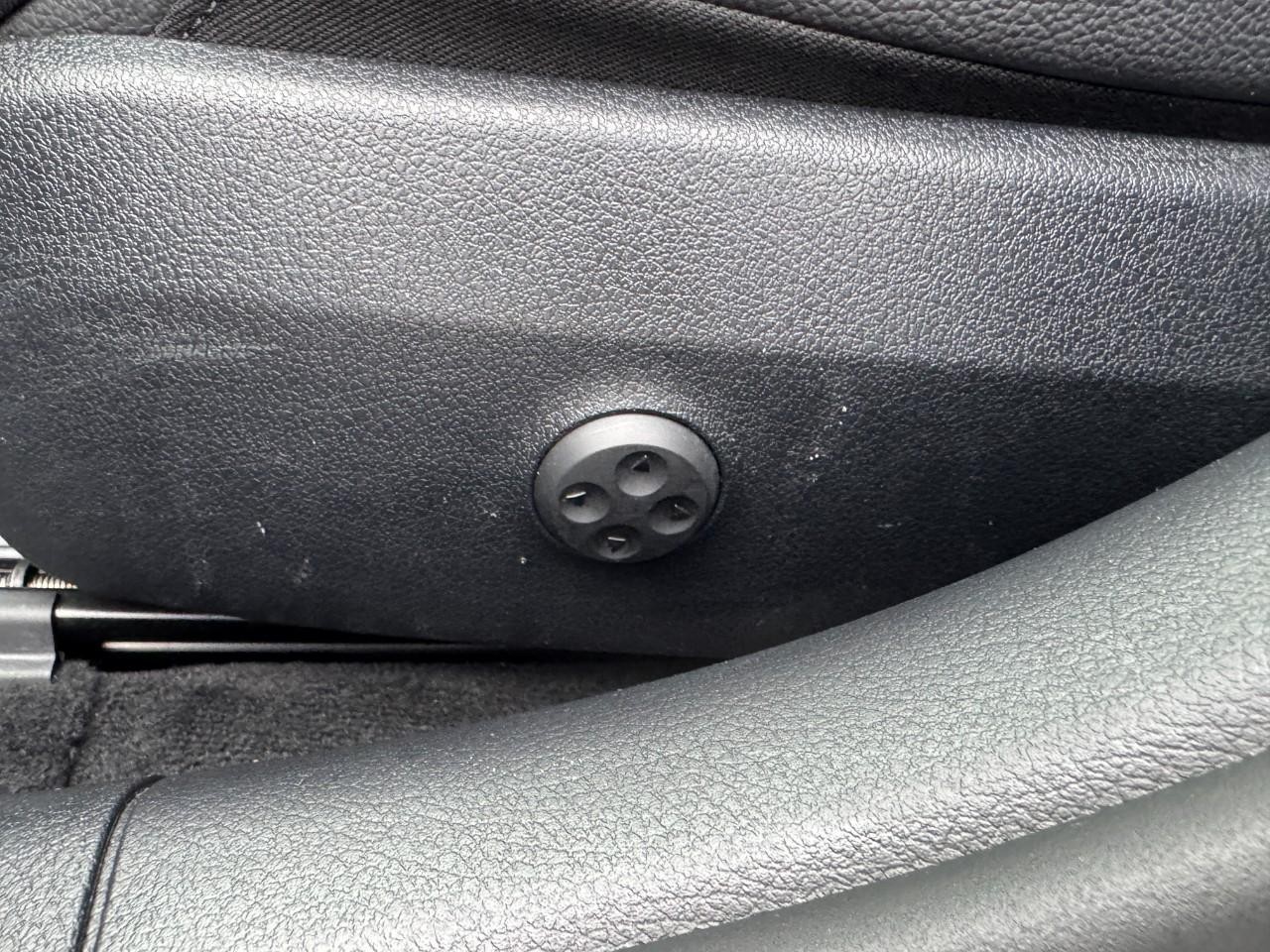 Mercedes-Benz C-Class Vehicle Full-screen Gallery Image 28