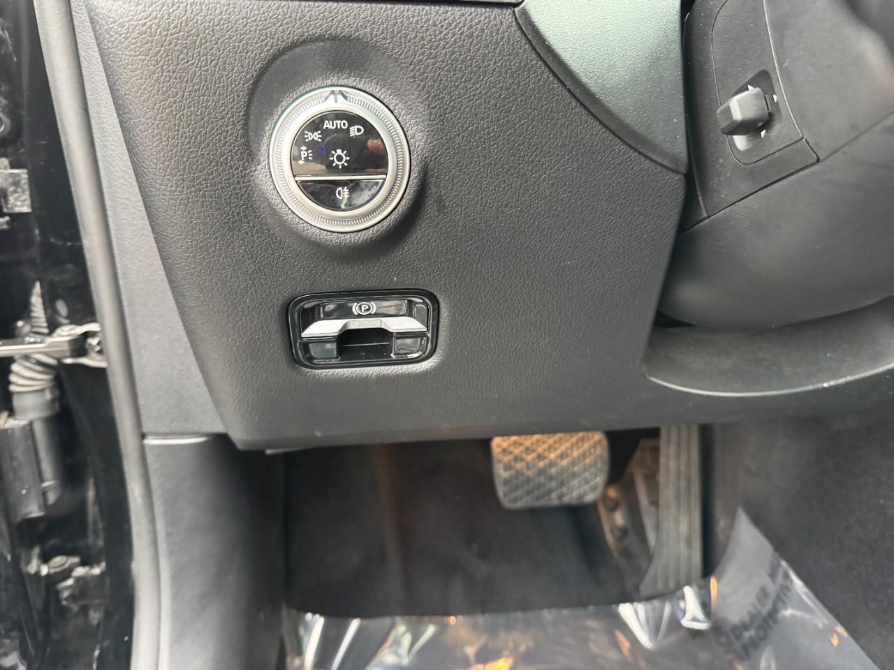 Mercedes-Benz C-Class Vehicle Full-screen Gallery Image 29