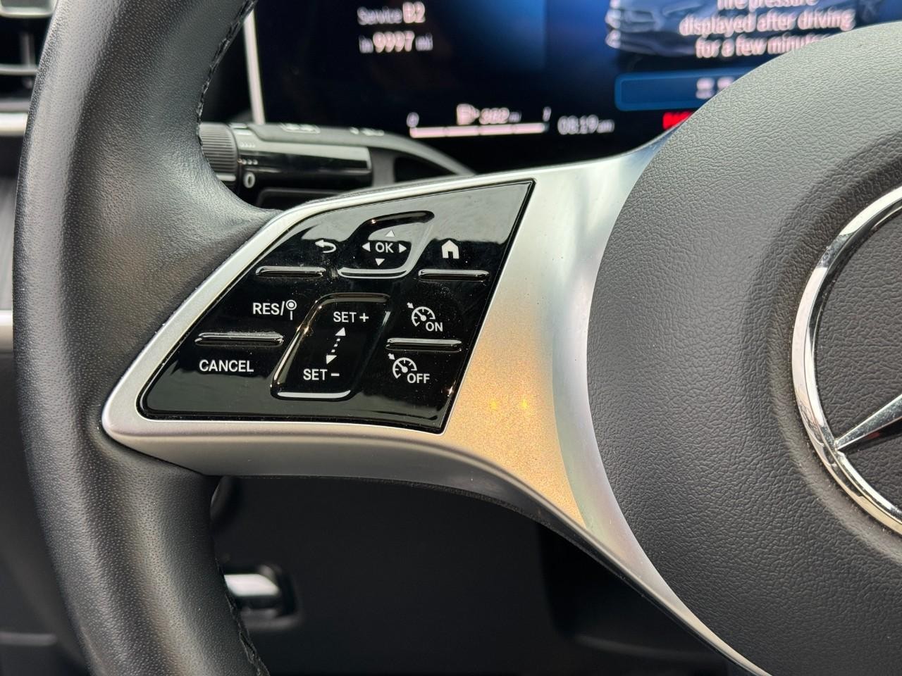 Mercedes-Benz C-Class Vehicle Full-screen Gallery Image 30