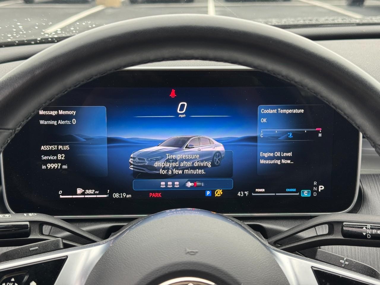 Mercedes-Benz C-Class Vehicle Full-screen Gallery Image 31