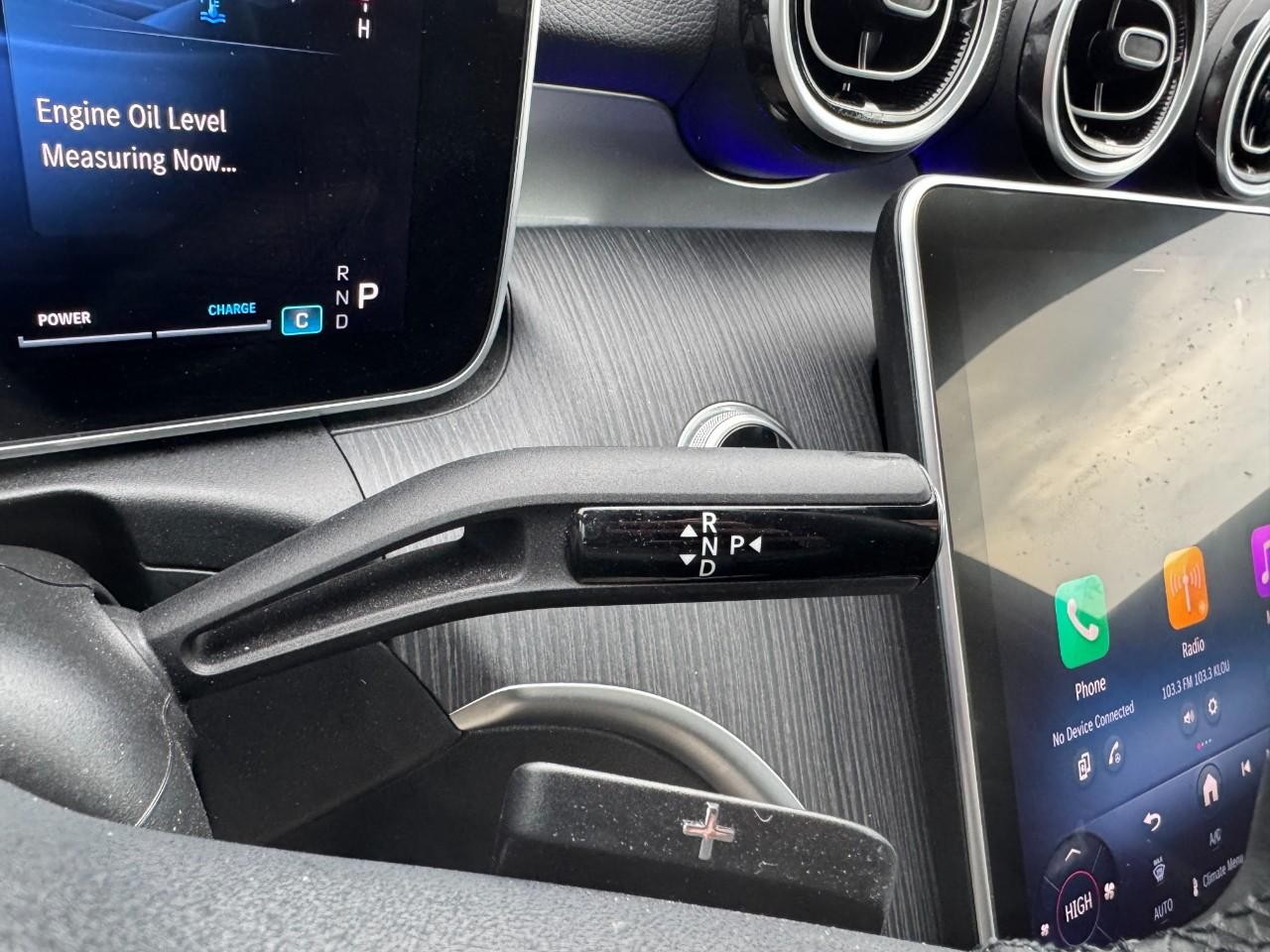 Mercedes-Benz C-Class Vehicle Full-screen Gallery Image 32