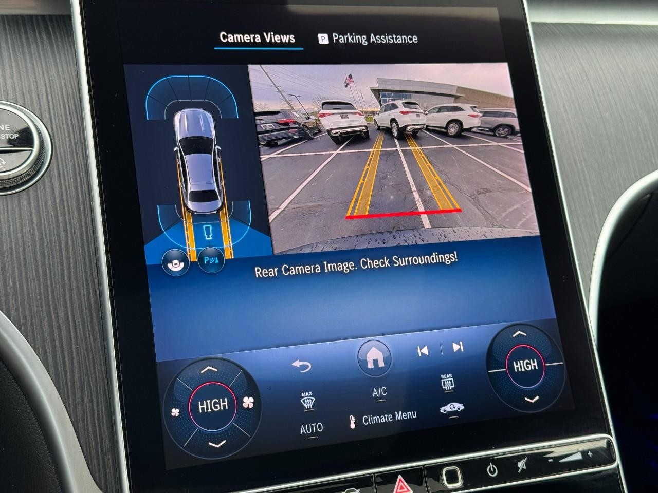 Mercedes-Benz C-Class Vehicle Full-screen Gallery Image 33