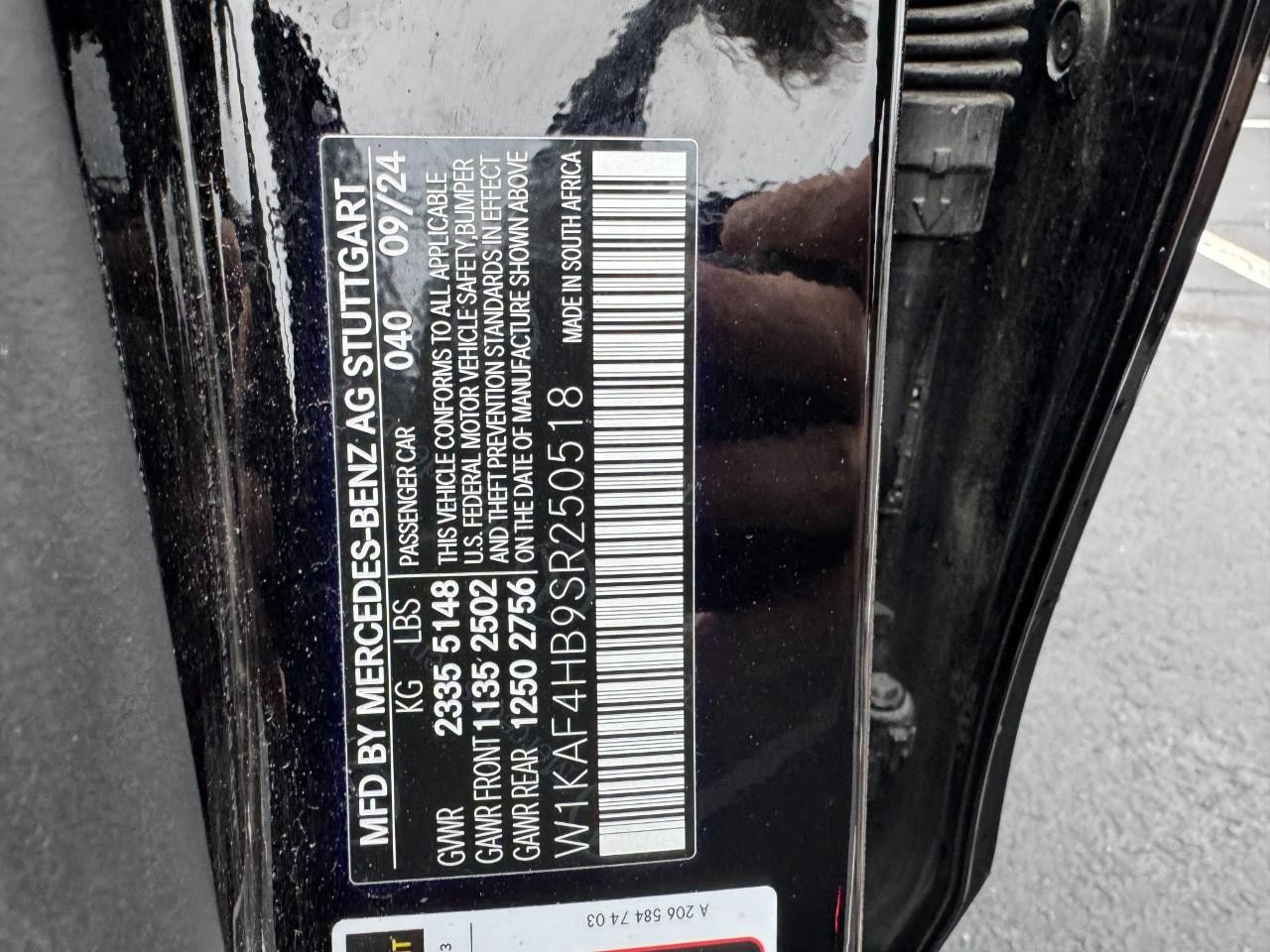 Mercedes-Benz C-Class Vehicle Full-screen Gallery Image 34