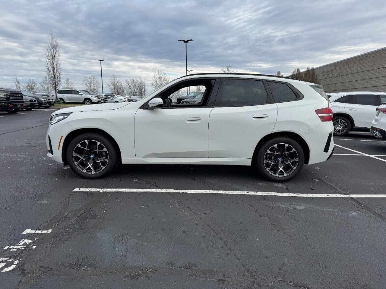 BMW X3 Vehicle Full-screen Gallery Image 2