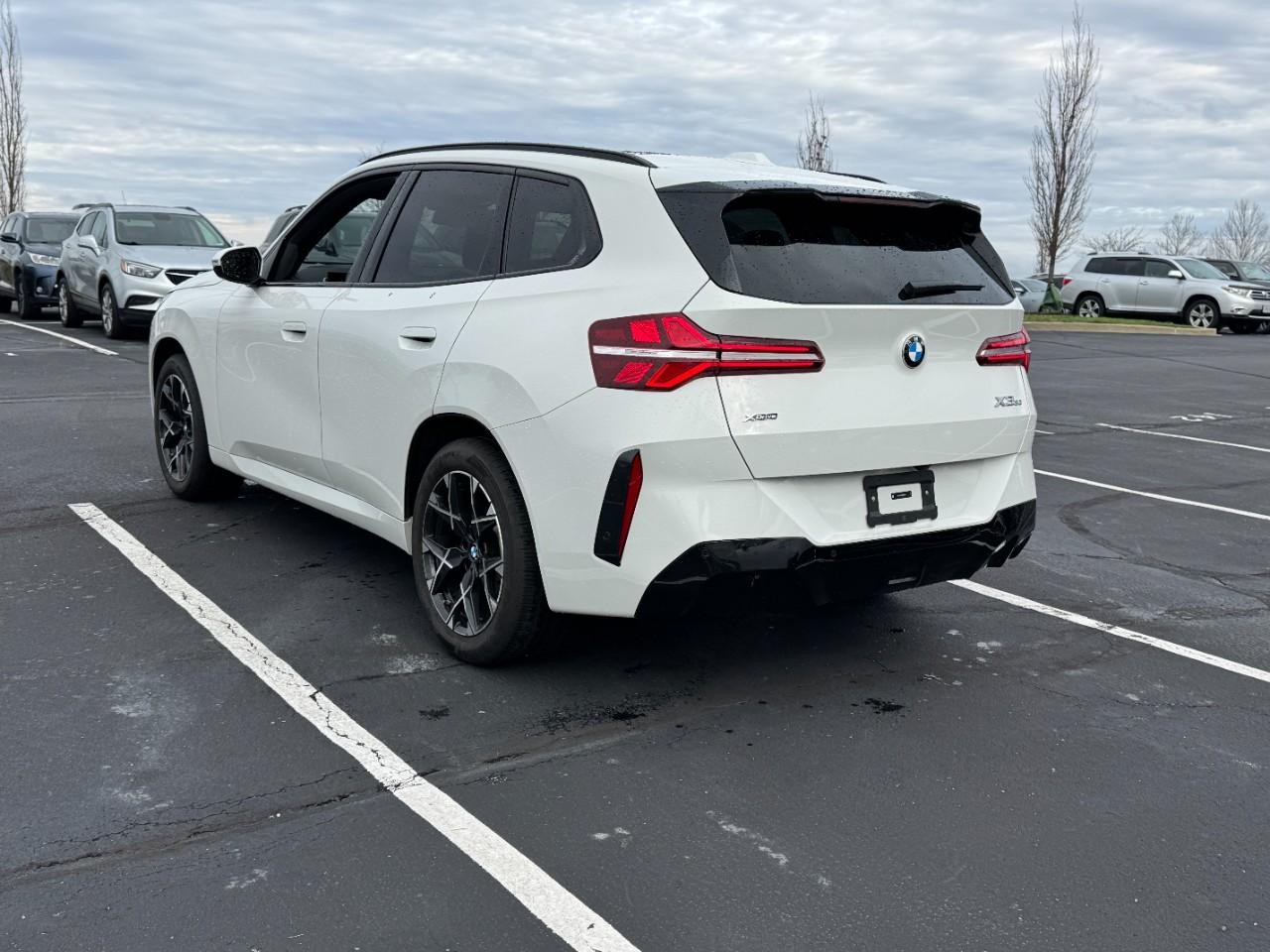 BMW X3 Vehicle Full-screen Gallery Image 3