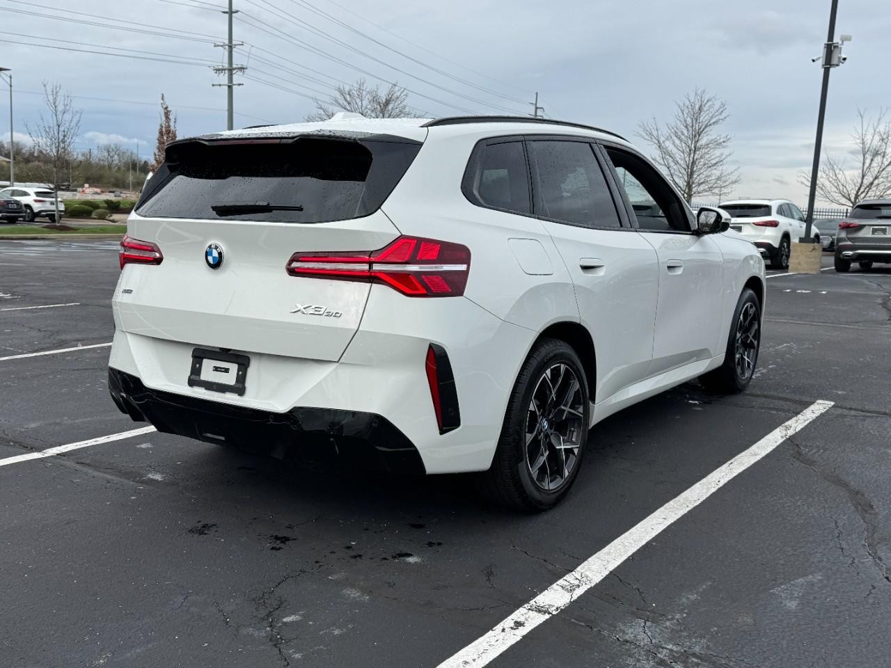 BMW X3 Vehicle Full-screen Gallery Image 4