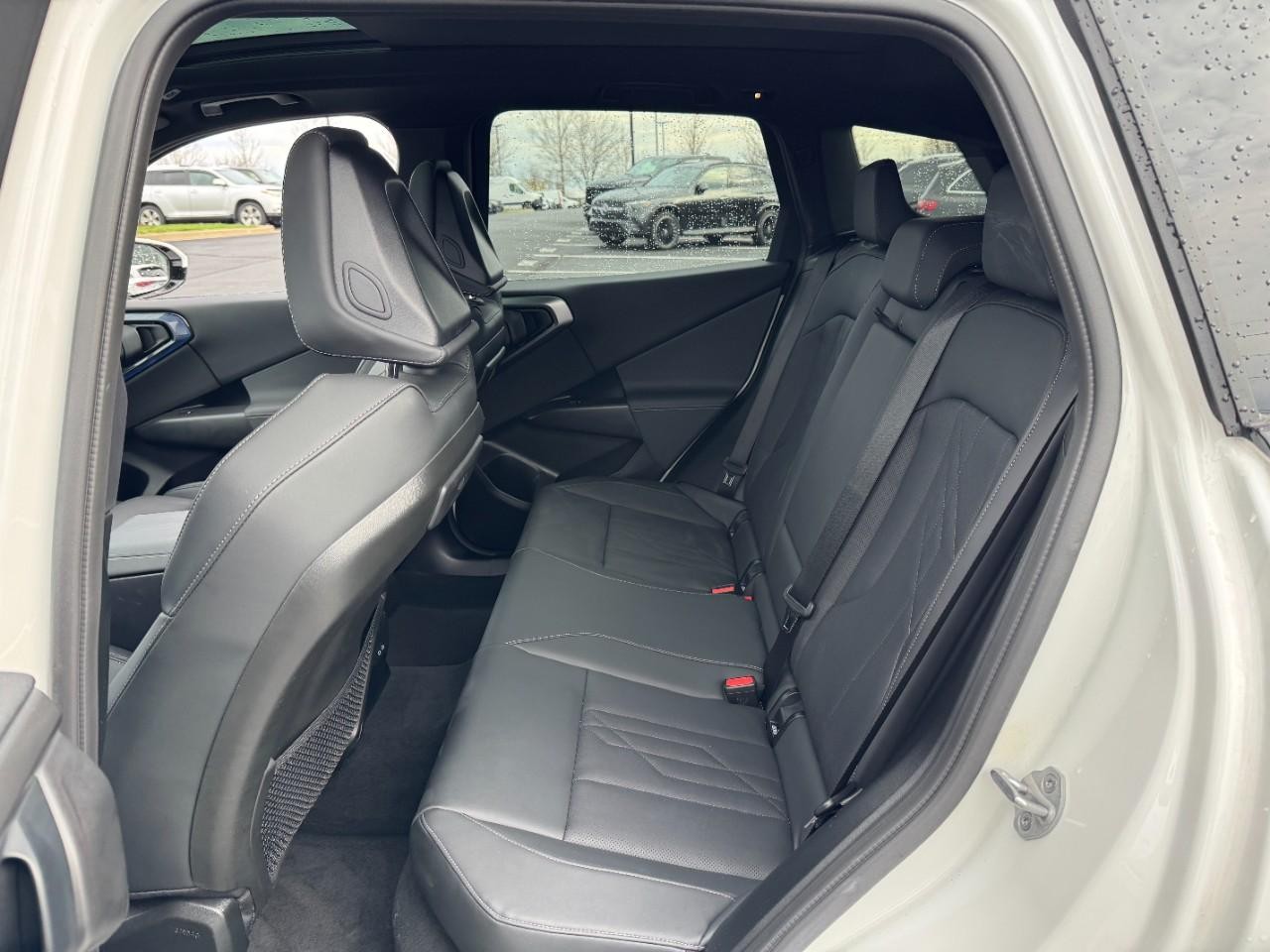 BMW X3 Vehicle Full-screen Gallery Image 8