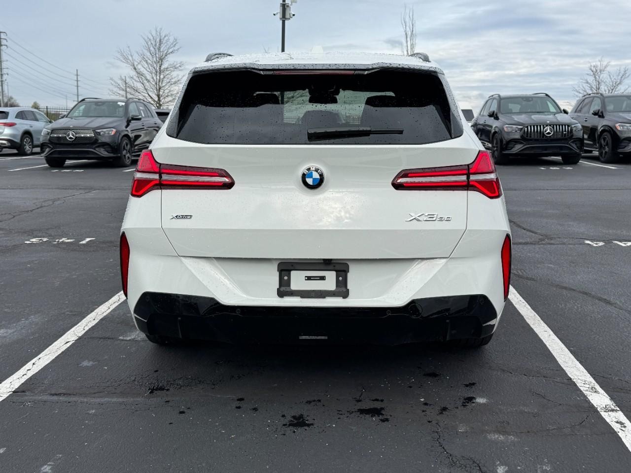 BMW X3 Vehicle Full-screen Gallery Image 9