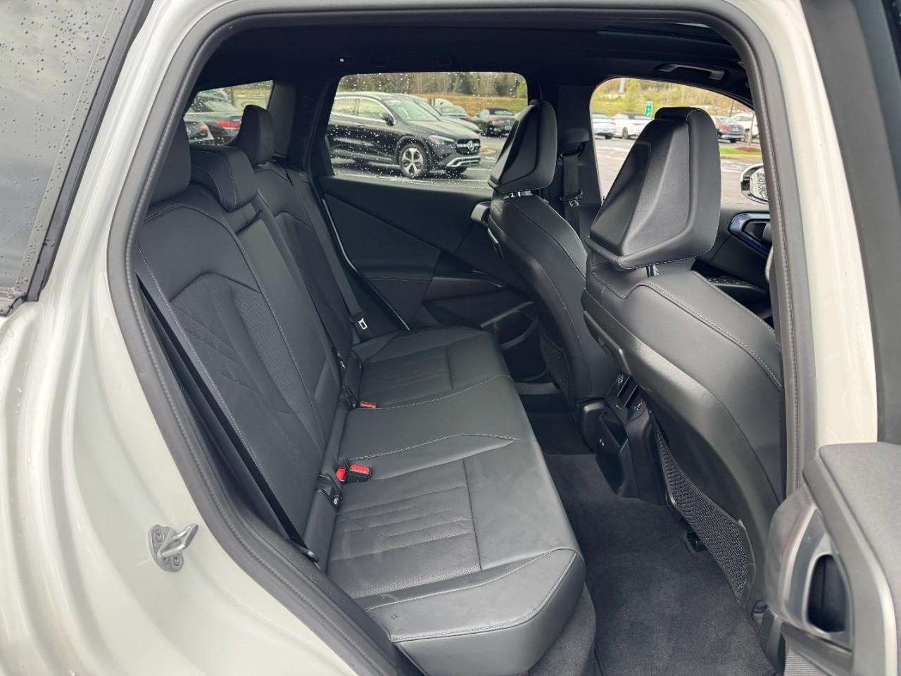 BMW X3 Vehicle Full-screen Gallery Image 10