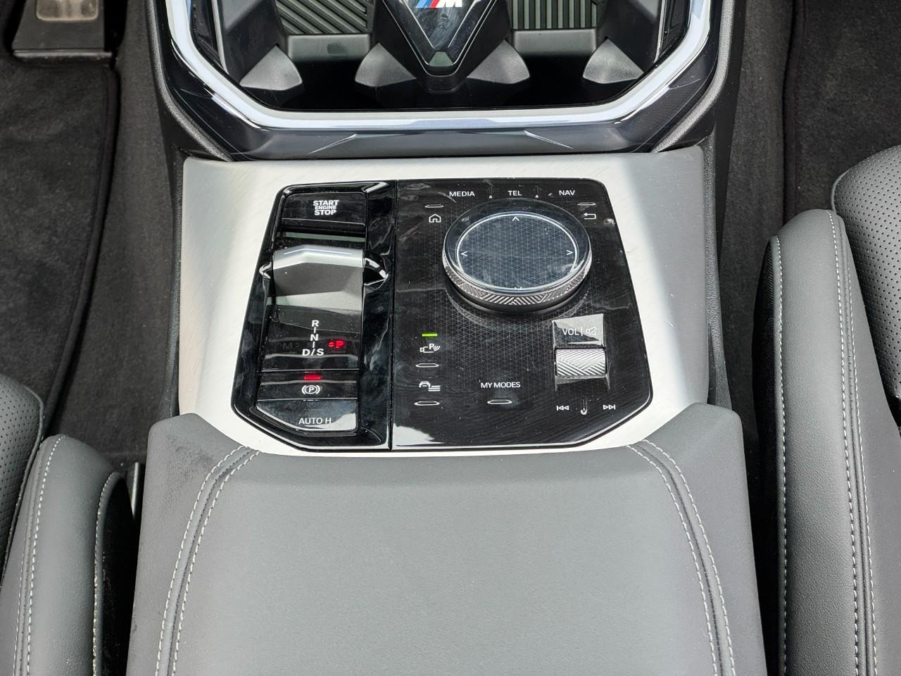 BMW X3 Vehicle Full-screen Gallery Image 15