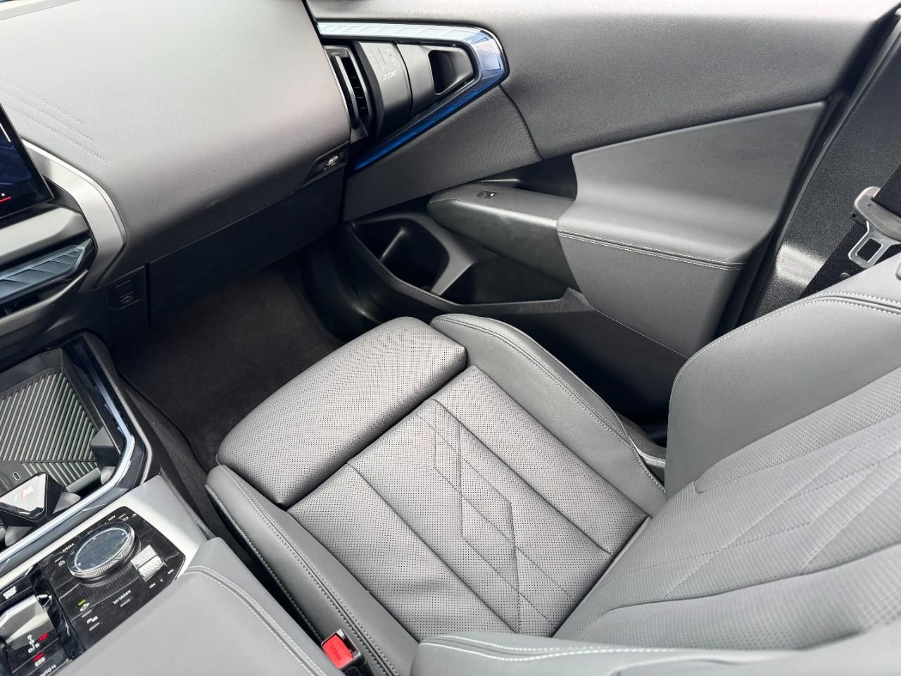 BMW X3 Vehicle Full-screen Gallery Image 16