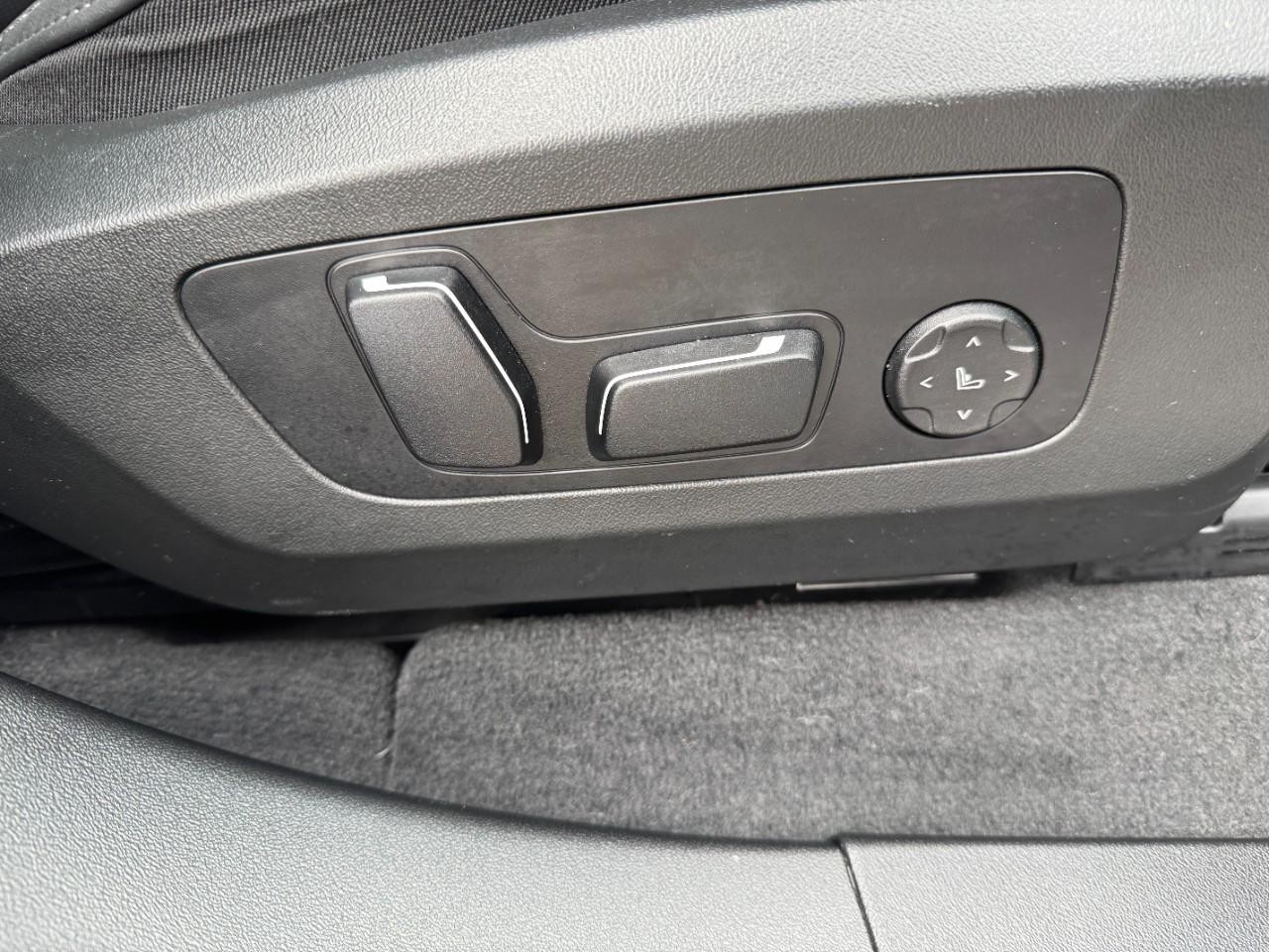 BMW X3 Vehicle Full-screen Gallery Image 19