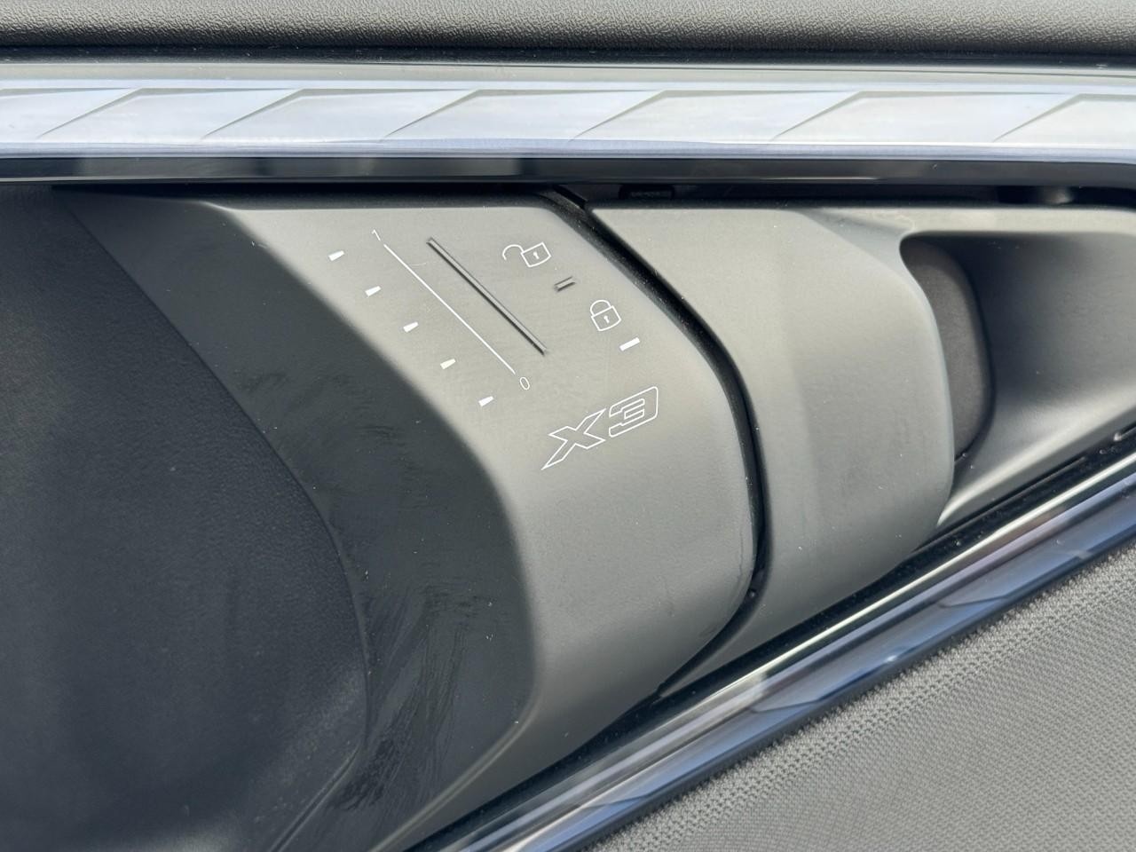 BMW X3 Vehicle Full-screen Gallery Image 20