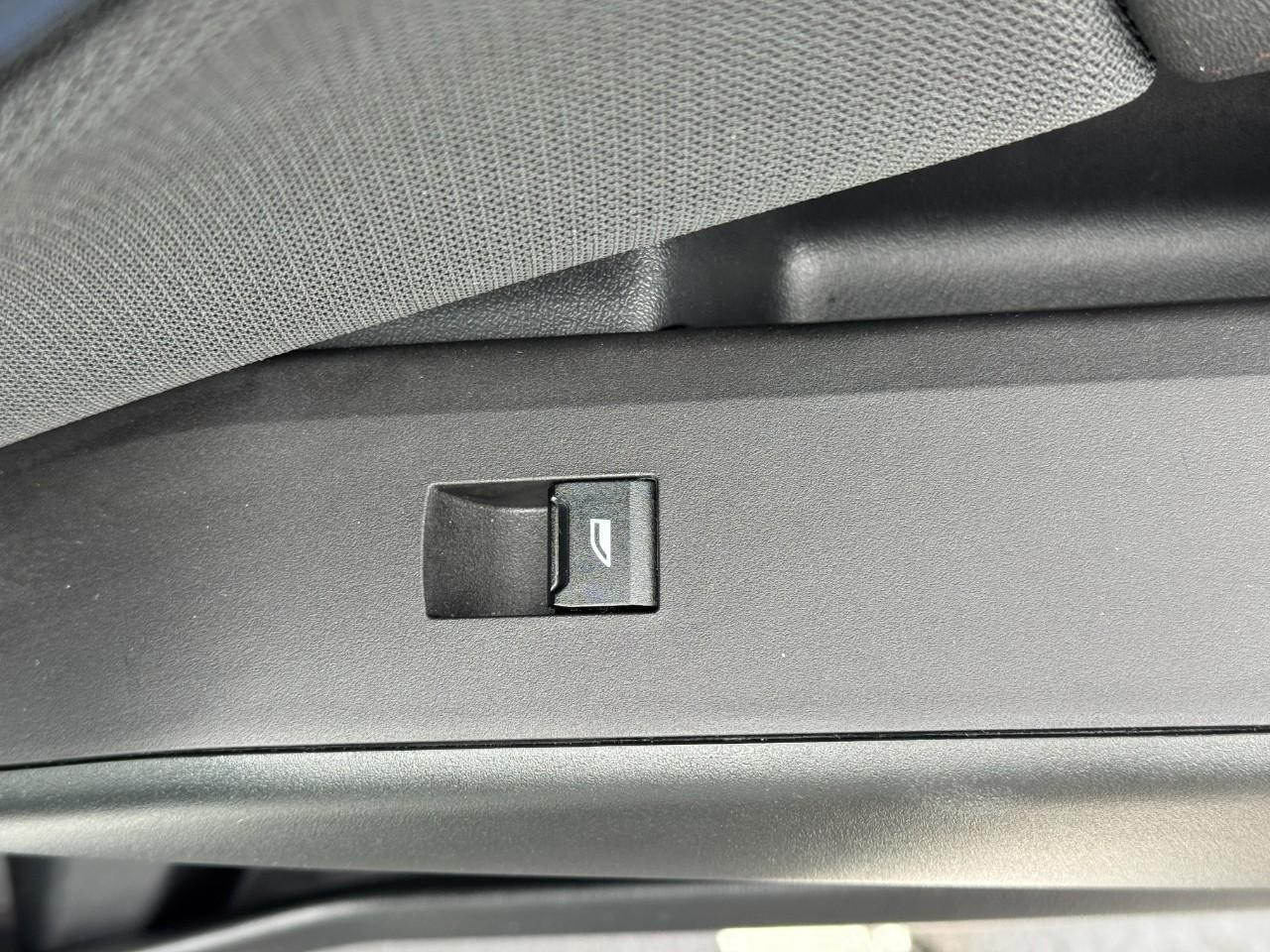 BMW X3 Vehicle Full-screen Gallery Image 21