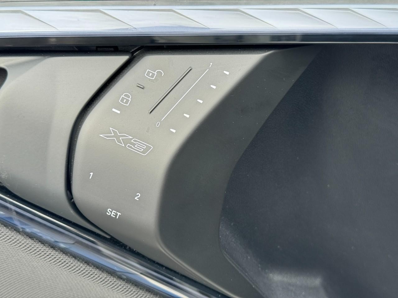 BMW X3 Vehicle Full-screen Gallery Image 22