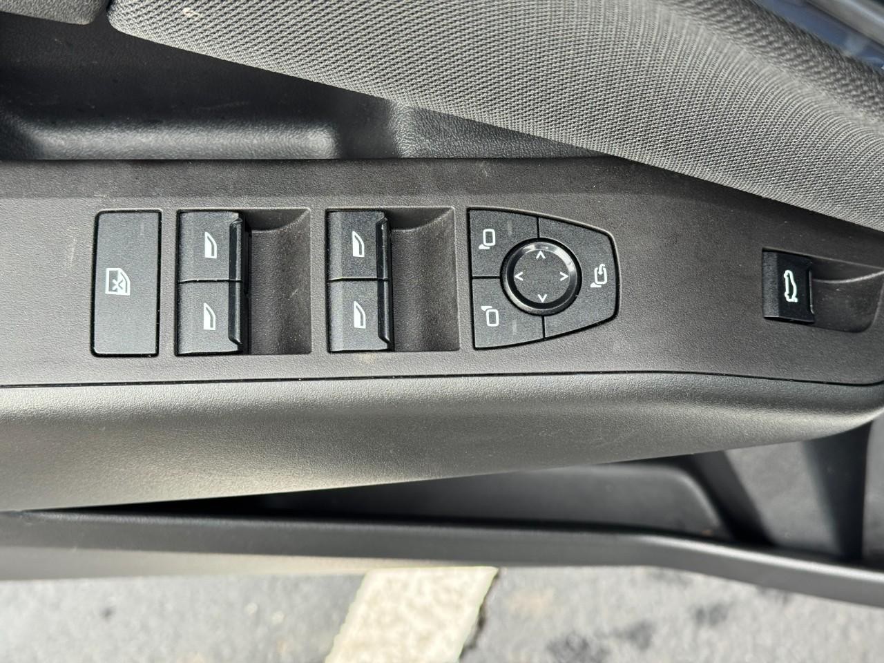 BMW X3 Vehicle Full-screen Gallery Image 23