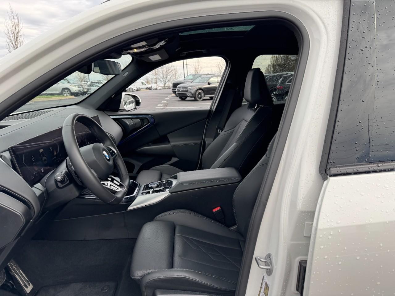 BMW X3 Vehicle Full-screen Gallery Image 24