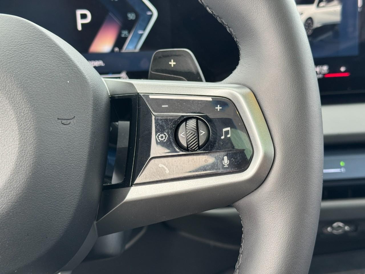 BMW X3 Vehicle Full-screen Gallery Image 28