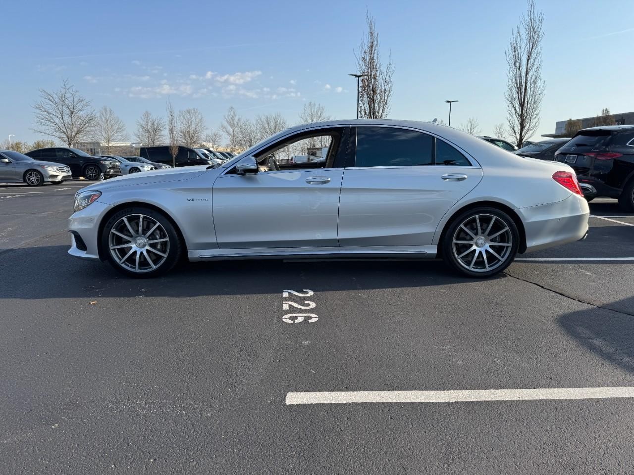 Mercedes-Benz S-Class Vehicle Full-screen Gallery Image 2