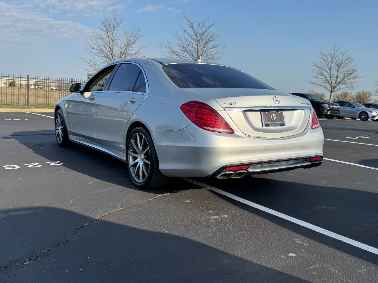Mercedes-Benz S-Class Vehicle Full-screen Gallery Image 3