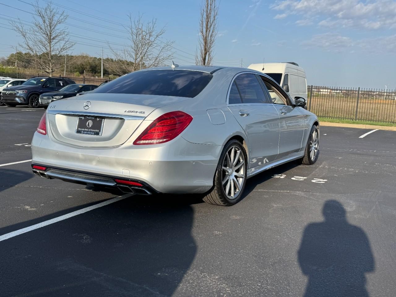 Mercedes-Benz S-Class Vehicle Full-screen Gallery Image 4