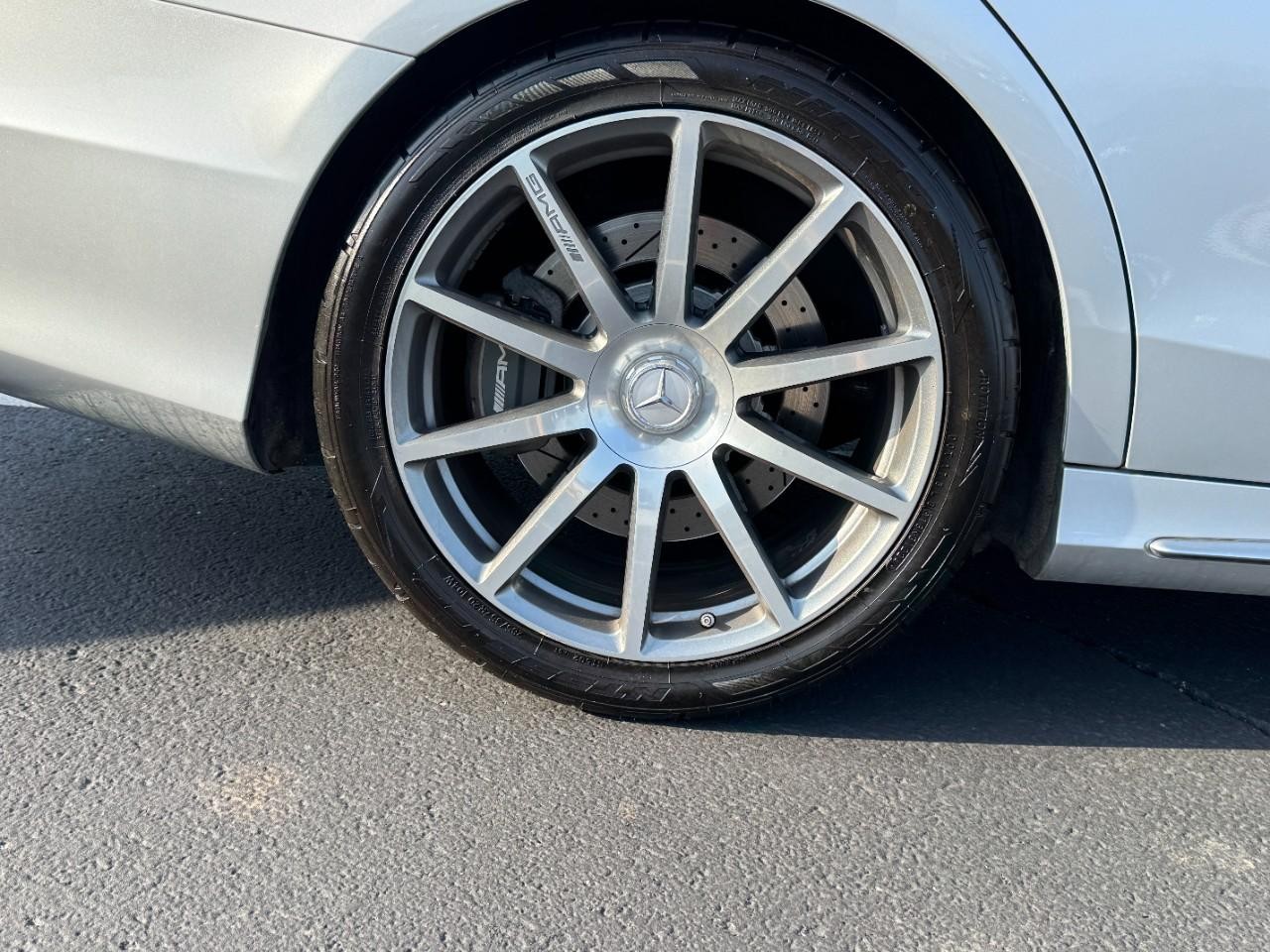 Mercedes-Benz S-Class Vehicle Full-screen Gallery Image 5