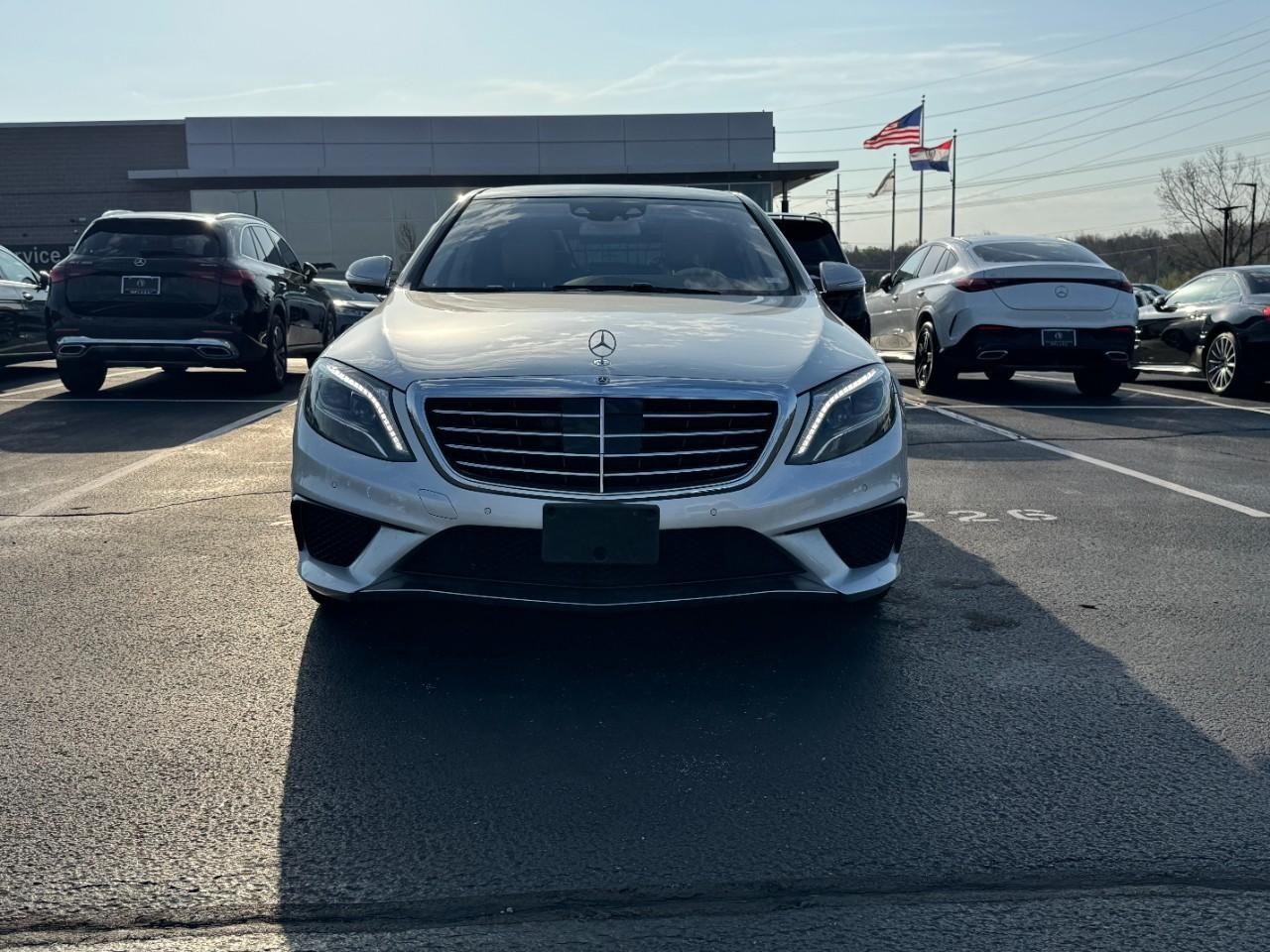 Mercedes-Benz S-Class Vehicle Full-screen Gallery Image 7