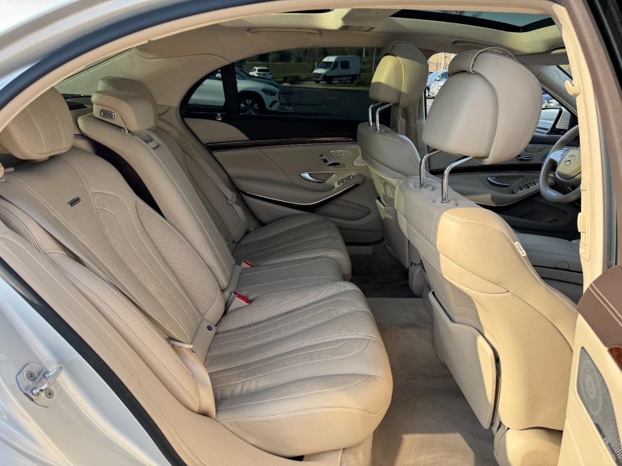 Mercedes-Benz S-Class Vehicle Full-screen Gallery Image 10