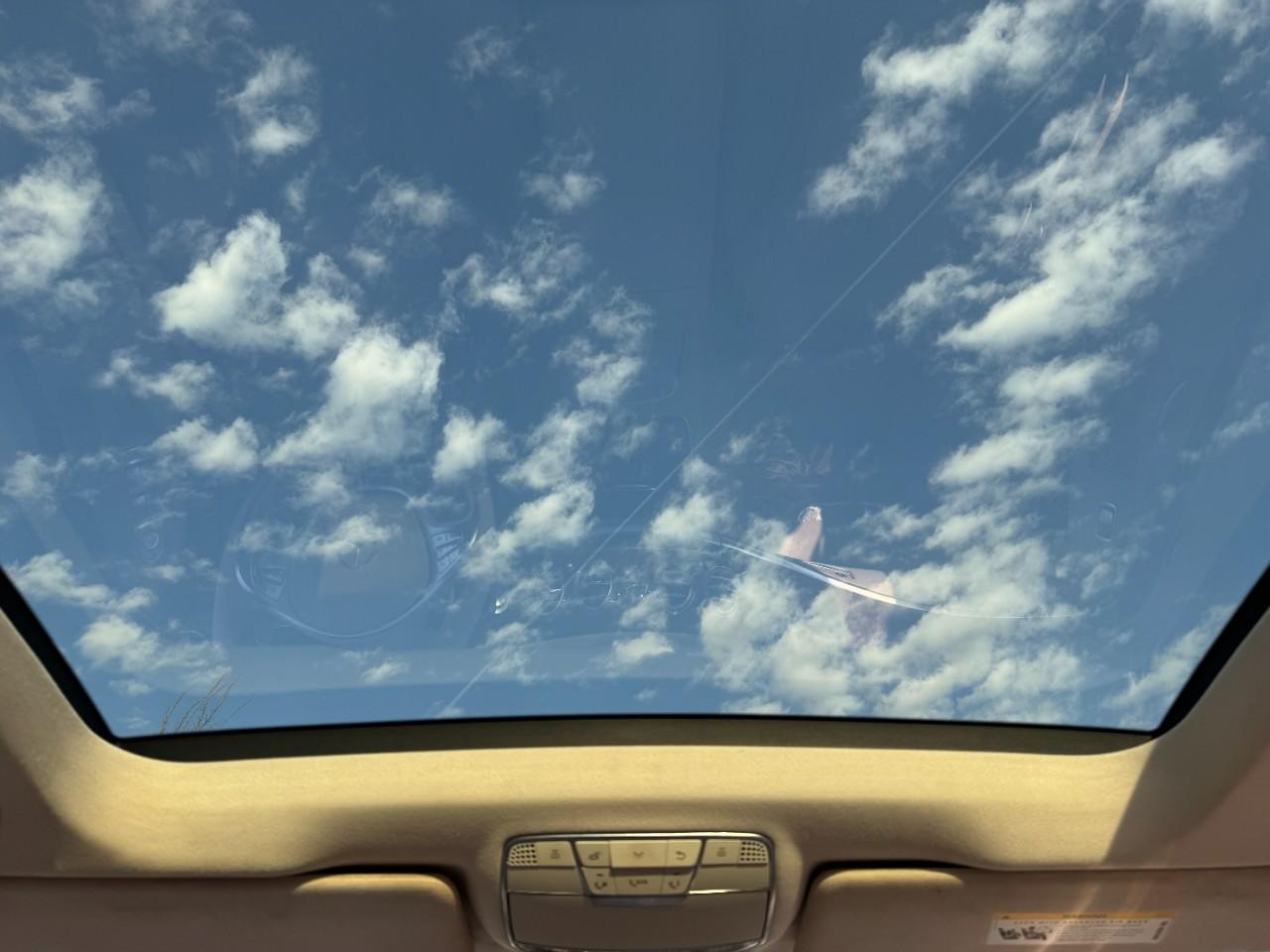 Mercedes-Benz S-Class Vehicle Full-screen Gallery Image 11