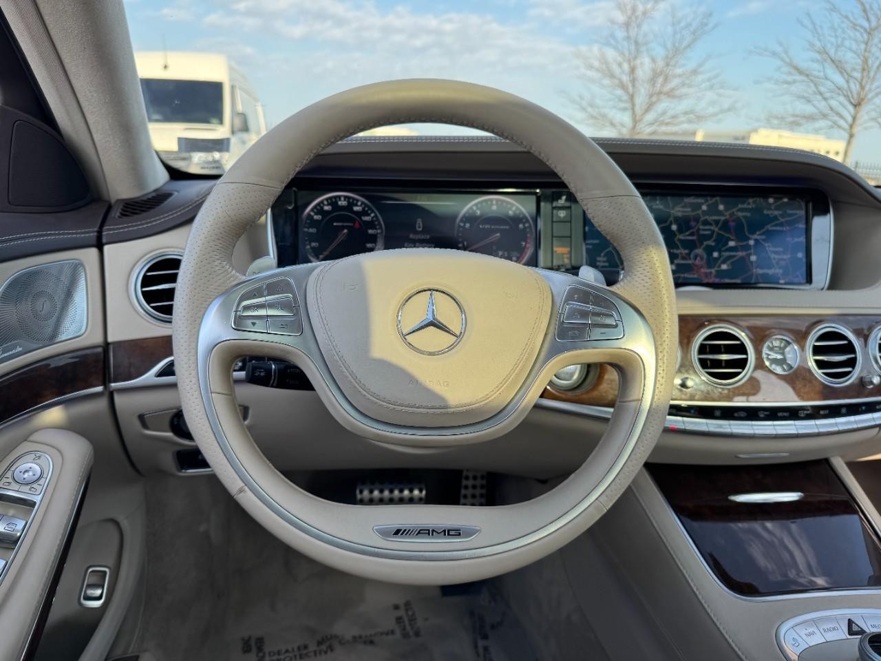 Mercedes-Benz S-Class Vehicle Full-screen Gallery Image 13