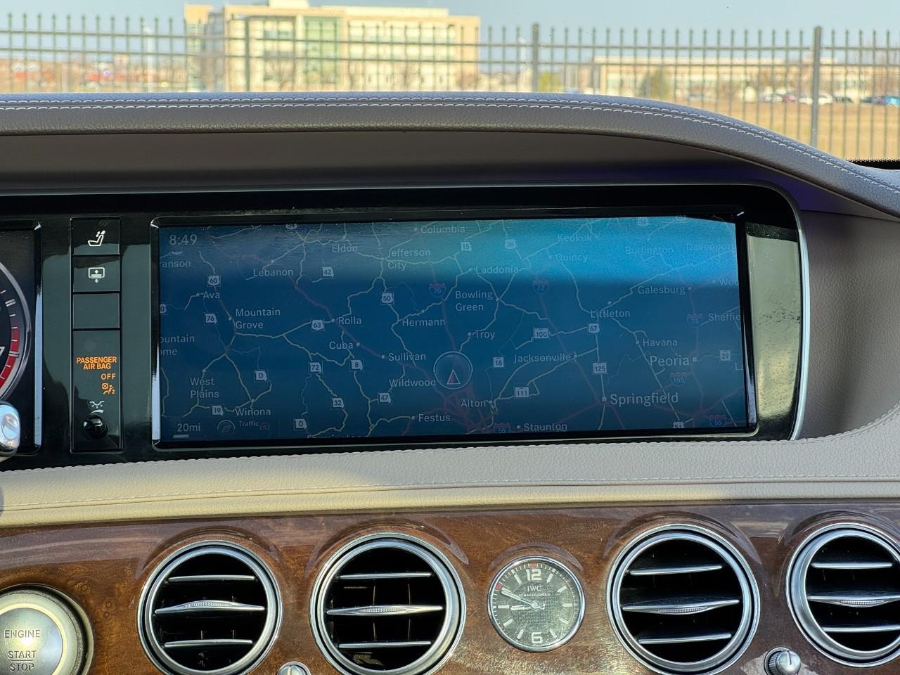 Mercedes-Benz S-Class Vehicle Full-screen Gallery Image 14