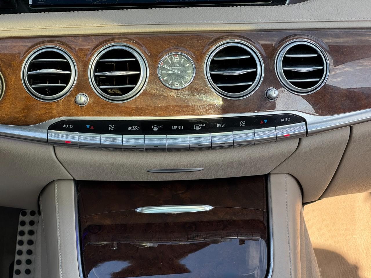 Mercedes-Benz S-Class Vehicle Full-screen Gallery Image 15