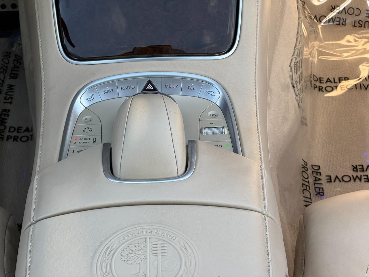 Mercedes-Benz S-Class Vehicle Full-screen Gallery Image 16